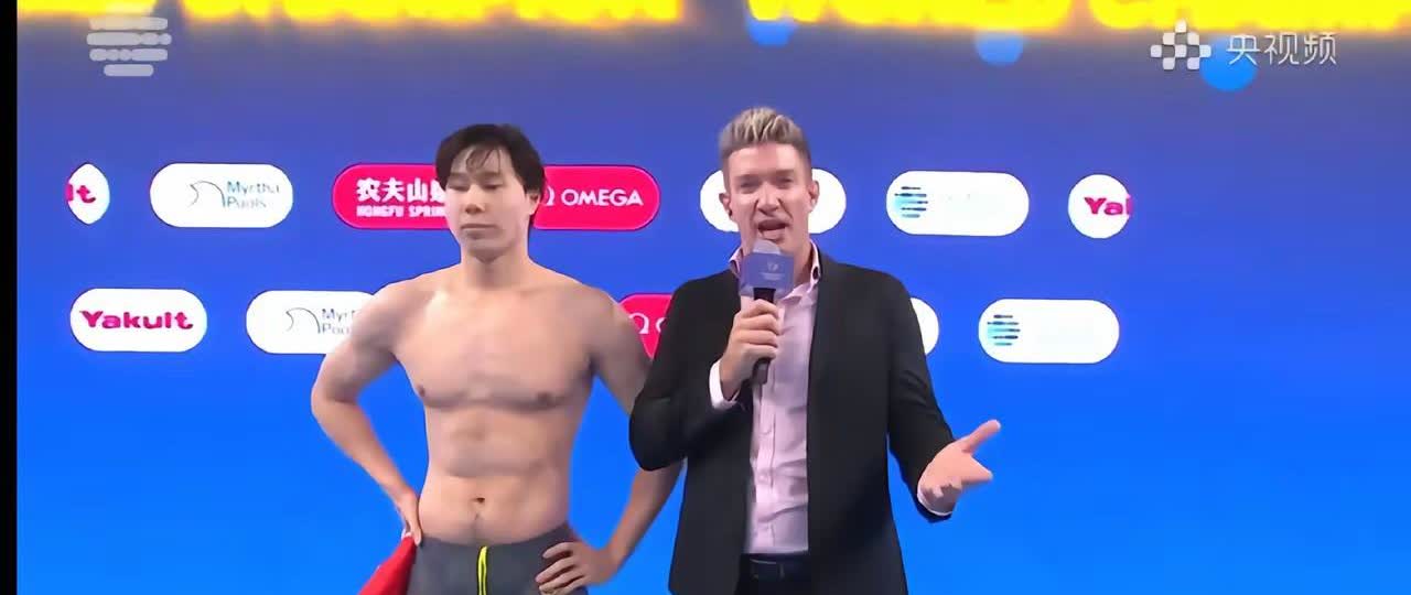 看看覃海洋肚皮：小潘成绩下滑是肚皮原因吗？

我看覃海洋的肚皮也挺大，为什么