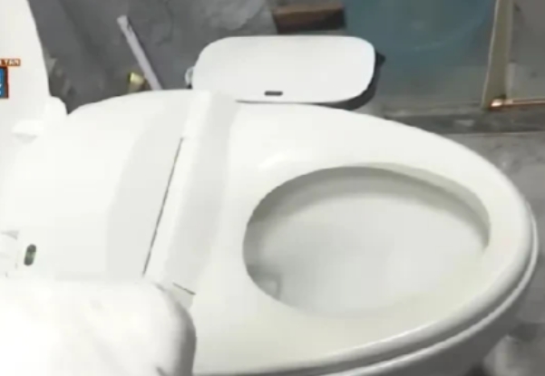 浙江杭州，男子家价值2万的马桶堵了，网上花了199元找人疏通，不料，师傅用力过猛