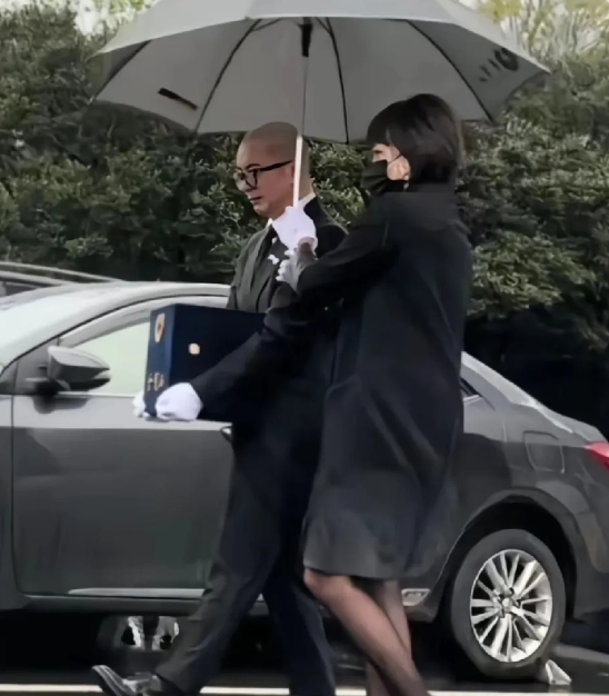 台湾3月15日暴雨倾盆，恰逢大S落葬金宝山玫瑰园。这场天象巧合被部分媒体渲染为“