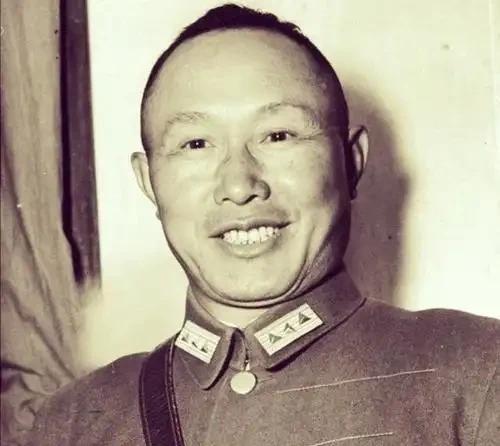 1944年9月，流言四起，陈诚将取代何应钦出任军政部长，何应钦勃然大怒：“我带兵