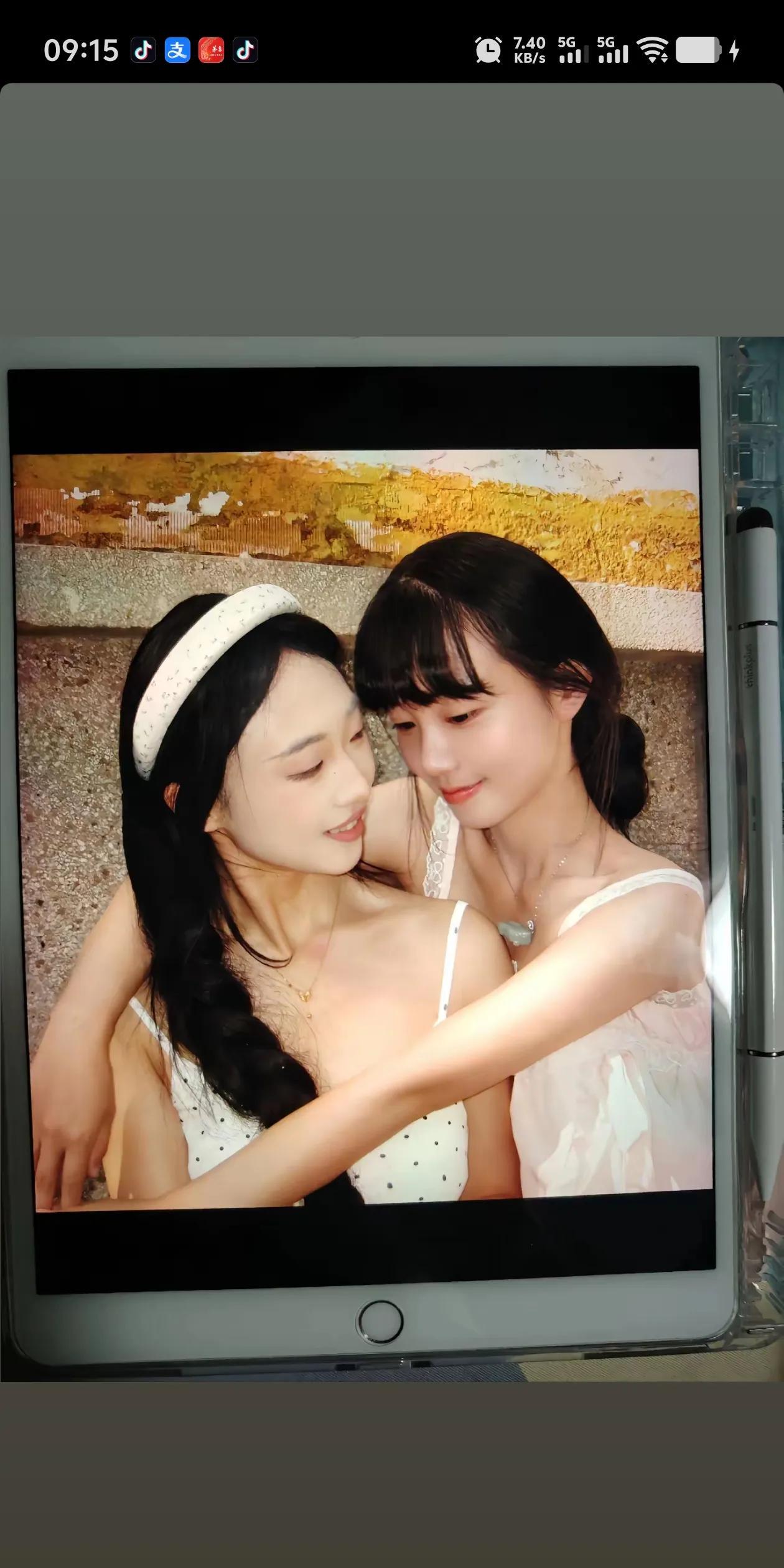 亲姐妹豆蔻年华青春洋溢。
