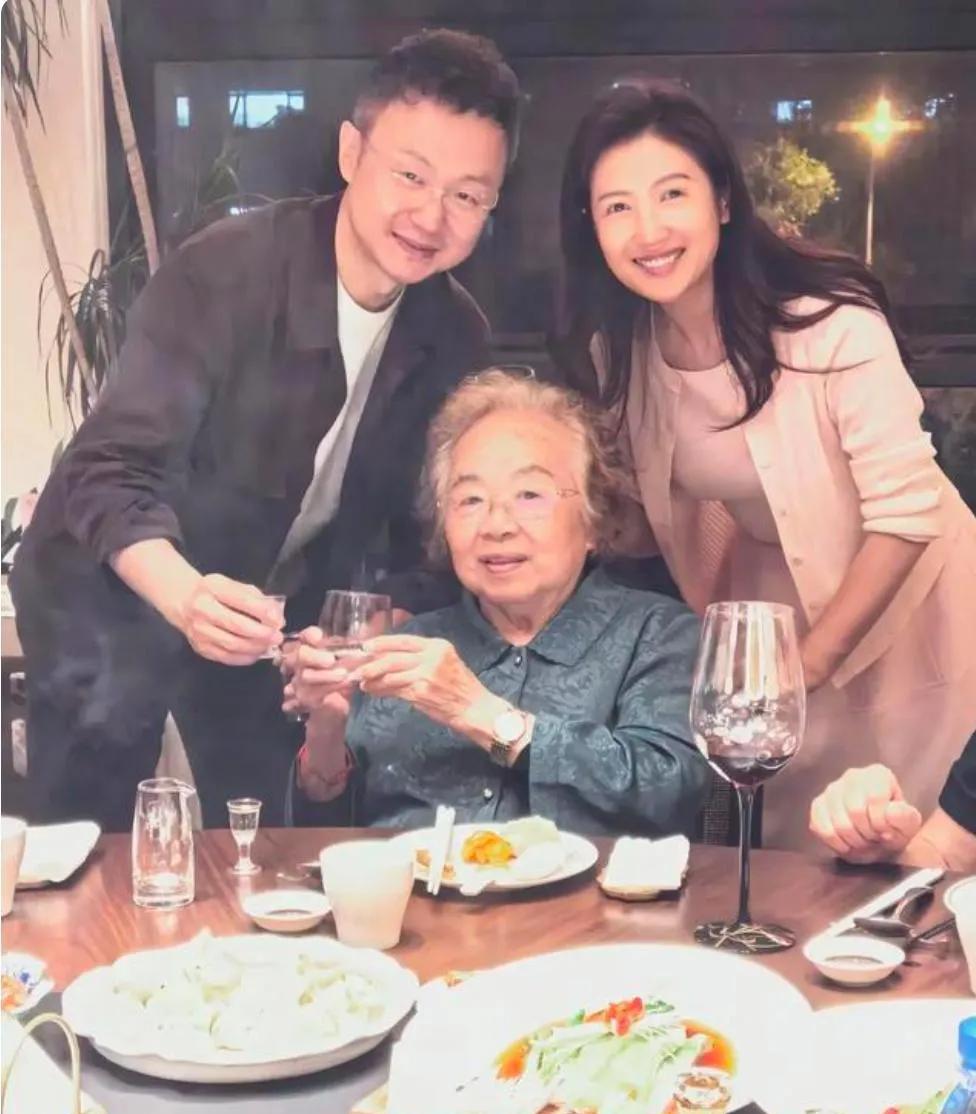 47岁徐春妮携父母陪老公回山西探亲，刚强母亲现身，母子俩长得很像哈！