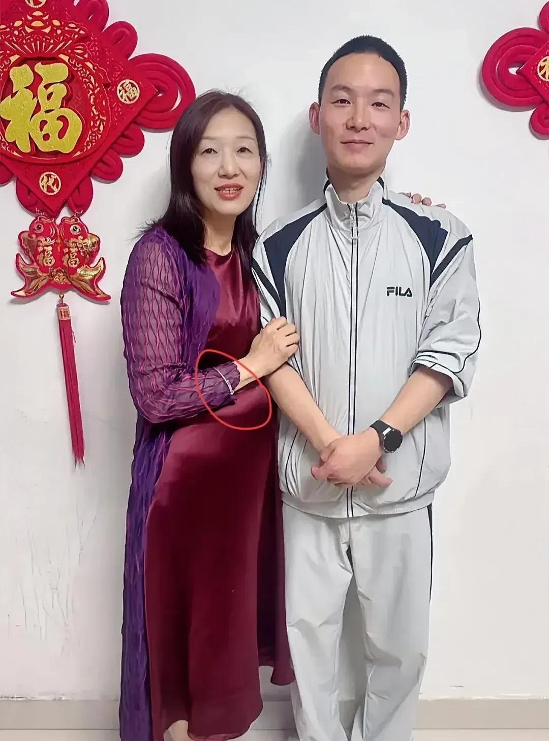 看得出来妈妈气质非常好，但是她手上戴的首饰却很坚定，就是银的，全身上下就这么一件