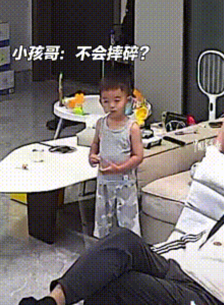 夫妻俩正在争论买水送的“银杯子”是真货还是假货的时候，儿子冷不丁抓起杯子就往地上一摔