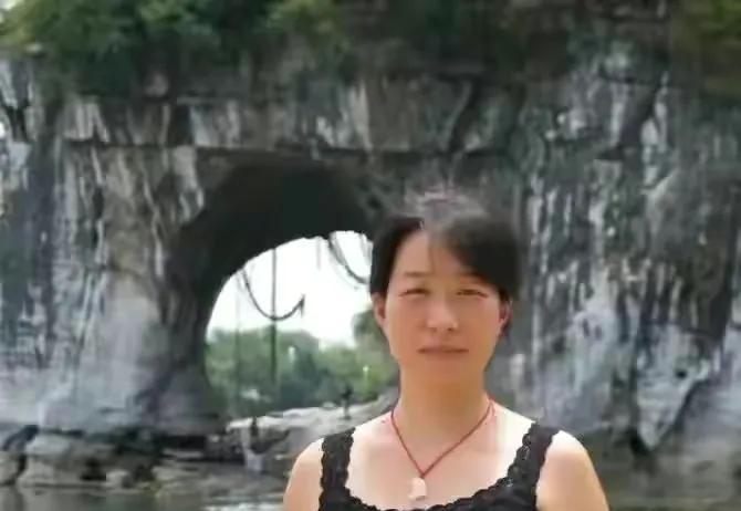 这个姑娘，是我部队时谈的对象。  那枚小小的脚丫坠饰，是我在栖霞城里为她挑选的，