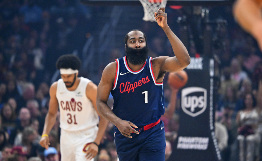 北京时间3月31日，NBA常规赛快船客场122-127不敌骑士。小卡轮休，哈登全