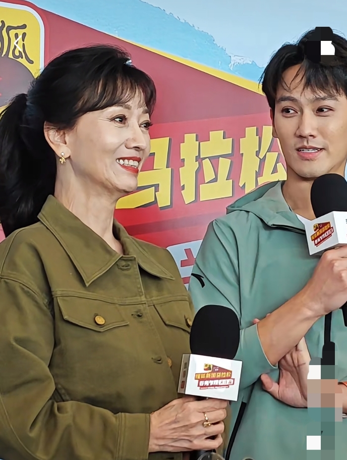 终于明白黄凯杰为啥不红了！

不是他妈妈赵雅芝不帮他，

也不是他演技不好，而是