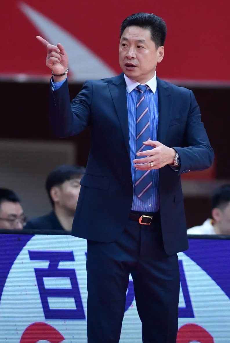 广东的下一个易建联，还得李春江来
广东这艘航母，如果掌舵人由杜峰换成李春江，感觉