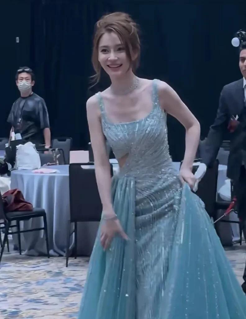 杨颖和黄晓明离婚后，事业确实波折不断。失去前夫资源支持没多久，就因疯马秀事件全平