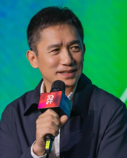 梁朝伟和刘嘉玲是不是财务危机了
感觉今年他们两口子有点太活跃了，刘嘉玲参加综艺，