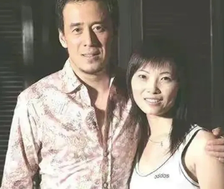 1996年，被女友养了3年的杨坤，终于把女友给熬得山穷水尽了， 分手那晚，女友扯