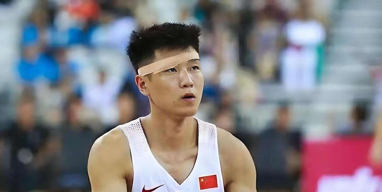 山东男篮助威高诗岩！
中国男篮大名单公布后，广州男篮力挺李祥波，山东男篮及时为高