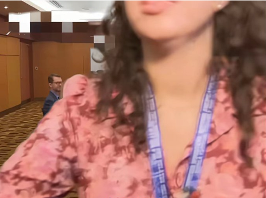 中美外长吉隆坡会谈，只允许记者拍张落座照。然后，两个美国大妞就把大门守住了 ​​