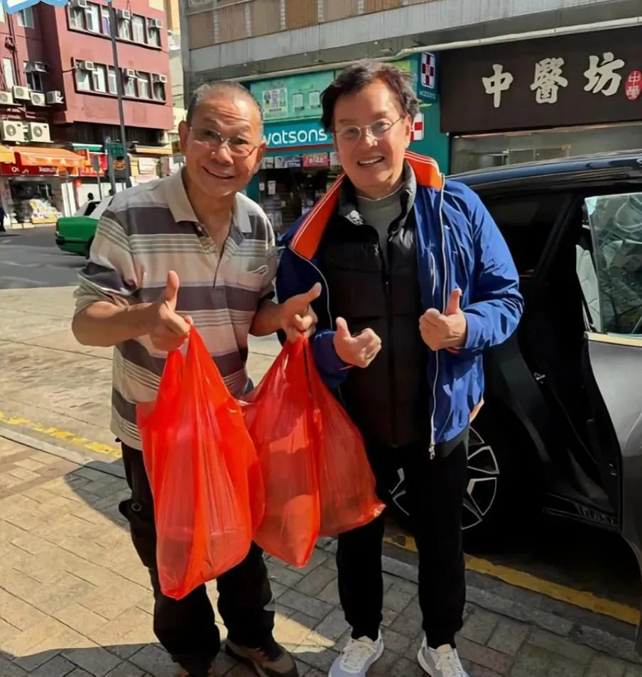 谭咏麟朴素逛鱼店











什么？！歌坛巨星谭咏麟，竟然穿着朴素的衣