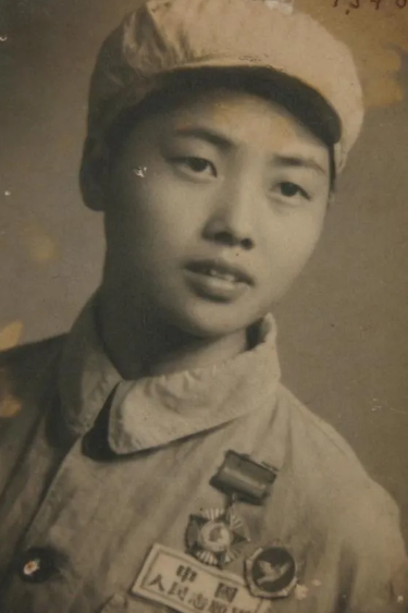 抗美援朝中，16岁的女护士，双眼被美军炮弹炸瞎，当场昏死，醒来后，她听到美军叽里