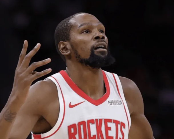 火箭队记更新动态，晒出杜兰特本赛季的数据：
25.4分 | 4.8篮板 | 4.