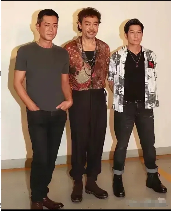 三人合照，才知道谁最帅气啊。