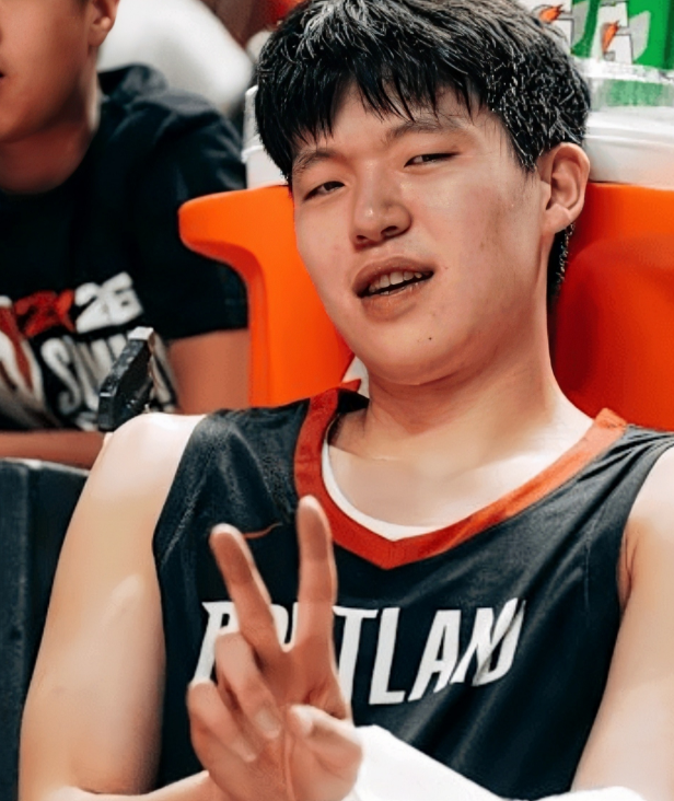 中国男篮球员杨瀚森NBA生涯已经得到了4分超越了崔永熙的生涯3分。在开拓者勇士的