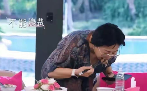 邓传理真的不觉得吃剩菜是一种抠门或者过度节俭的习惯。很多人觉得吃剩菜的人，多半比
