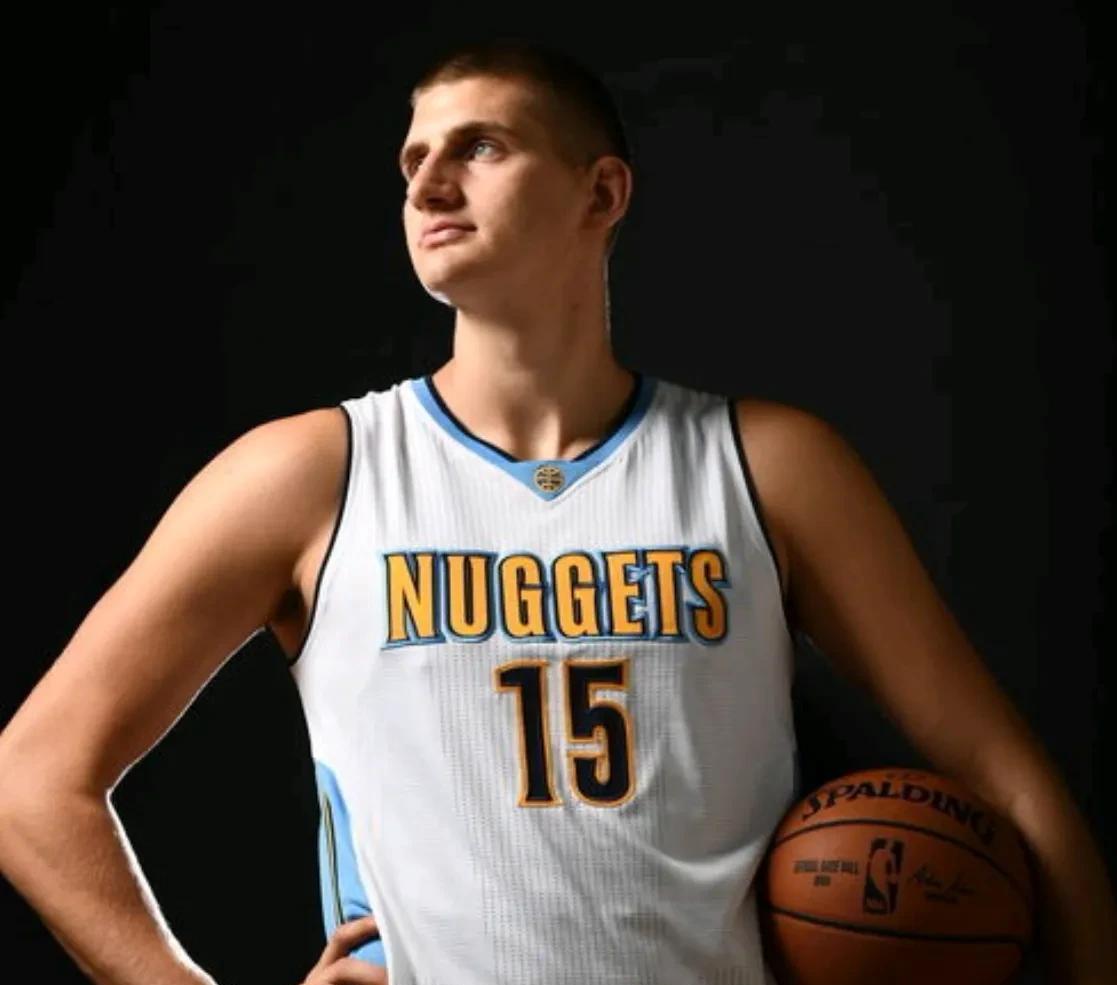 【NBA选秀顺位SSR卡图鉴：41顺位竟藏着总决赛MVP挂逼！】
状元区
詹姆斯