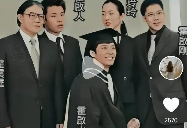 幸福的一家五口，爸爸妈妈和三个帅气的儿子。这是爸爸妈妈哥哥和弟弟一起参加霍启山的