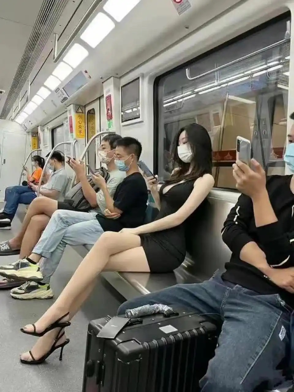 气场太强了，没人敢坐她边上