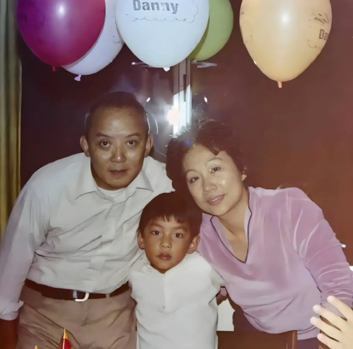 看了吴彦祖与父母的合照，网友说他应该是中了基因彩票里的特等奖！ ​​​