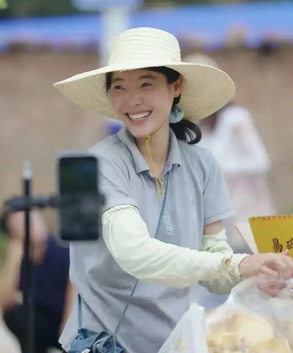三十年河东三十年河西，莫欺少年穷
当年喊她“傻子的女儿”和“捡破烂的女儿”人，甚
