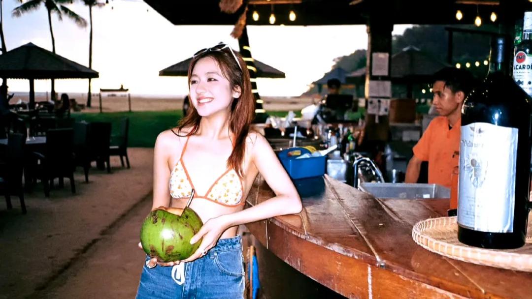 李兰迪晒比基尼写真获赞！新剧开机，5部待播剧，瘦身后赢麻了