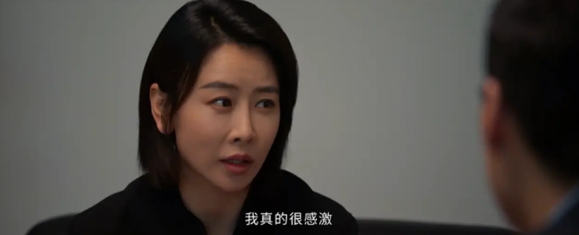 《以法之名》中最大的败笔，估计就是李仁俊的妻子柳韵了。

1、李仁俊生日当天，她