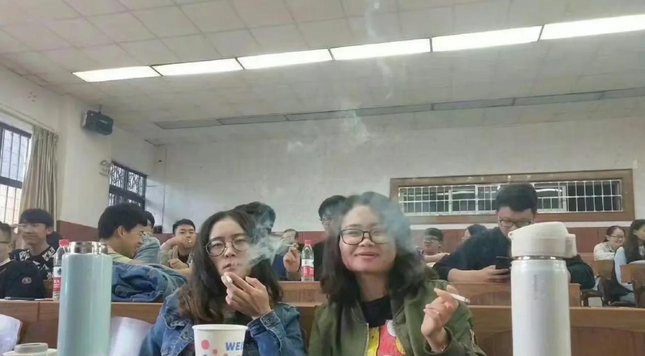 云南农业大学有门特殊的课程，烟草品鉴课，学生们可以在课堂上明目张胆的抽烟，感觉好