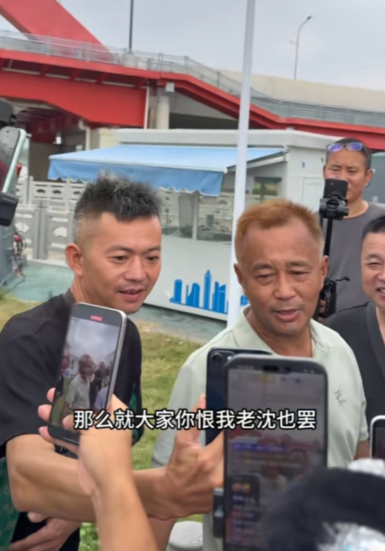 不瞒你们说，我是越来越喜欢沈巍的松驰感和幽默感了。

他当着众人的面问一个开直播