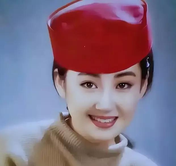 1969年生于外交大院的许晴，带着梨涡闯荧幕。1992《狂》初试锋芒，2001《