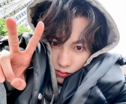 田栩宁化身雪国精灵王子，温柔得像冬日暖阳，“想你”二字自带治愈感，截图当壁纸循环