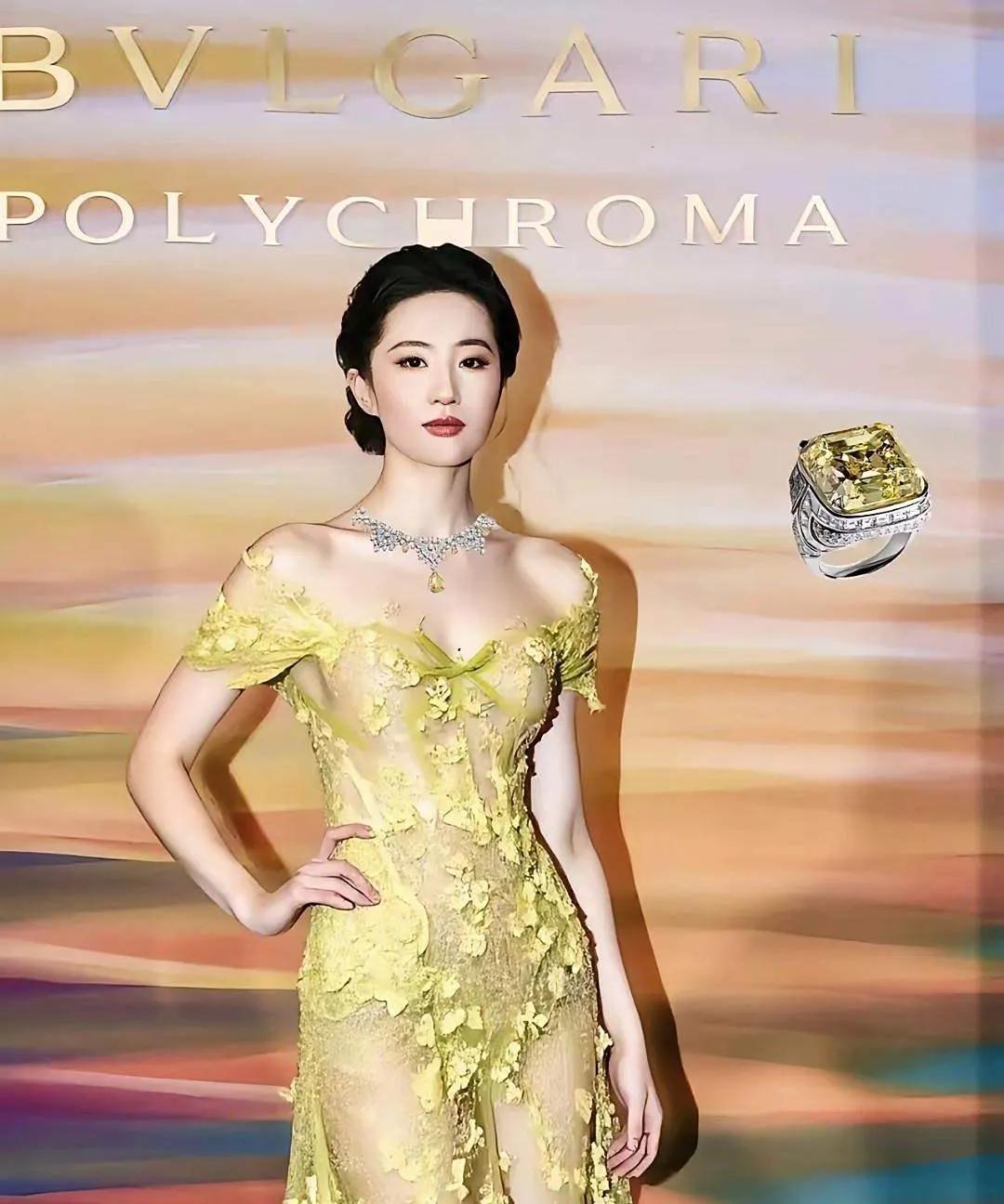 刘亦菲红毯光脚造型炸锅了！
2025年9月VOGUE金九封面拍摄时，
她和10位