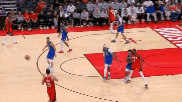 申京空切到篮下，接杜兰特助攻转身单臂扣篮得手