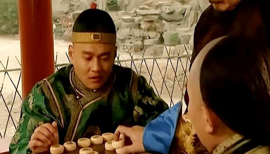 康熙年间，康熙皇帝让侍卫与他下棋，下棋中途康熙有事离开，让侍卫等他回来。
半月后