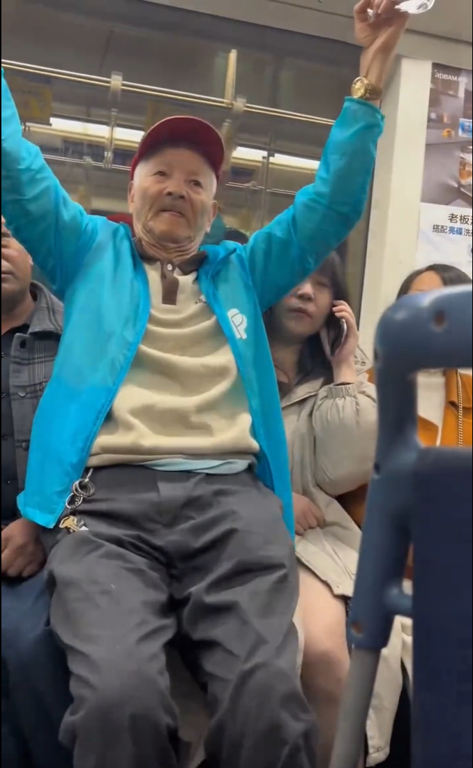 地铁里什么最可怕？不是拥挤的人潮，而是一个当众上演的荒诞剧。

上海地铁这一幕，