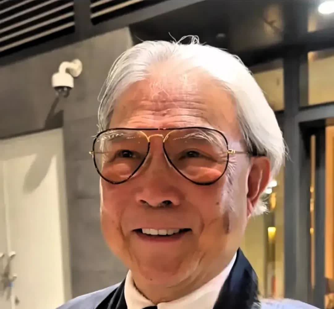 发现没？
霍震霆在欢迎三儿媳的时候
说的话和欢迎郭晶晶的时候完全不同

