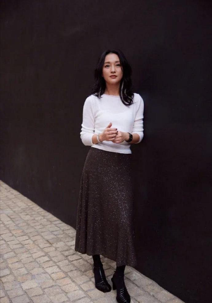 周迅新烫了微卷发大变！穿白色针织衫+亮片半裙，高级又洋气！ ​​​