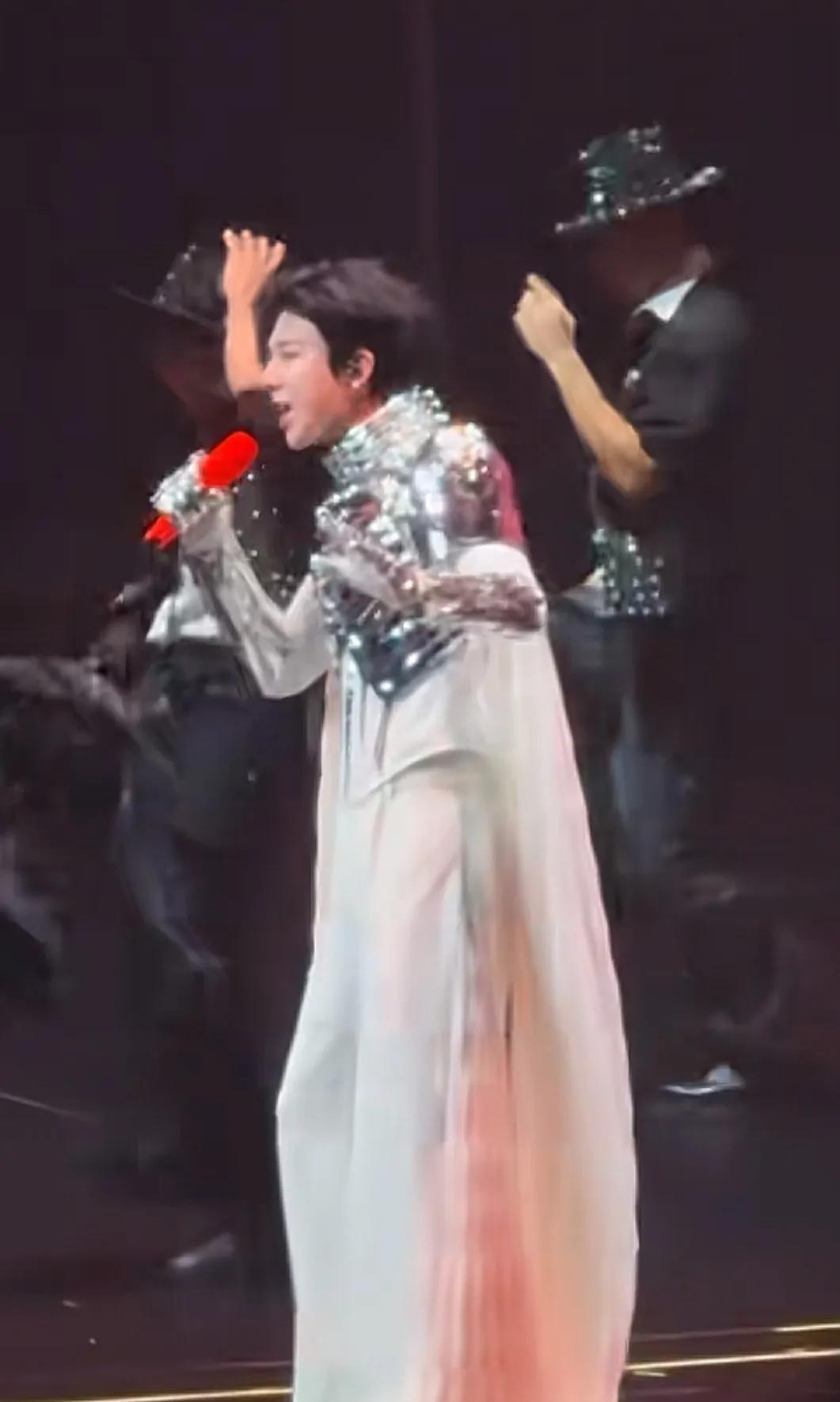 刘宇宁演唱会现场太顶了！
“胸震”直接把粉丝迷到不行
家人们谁懂啊！刘宇宁演唱会