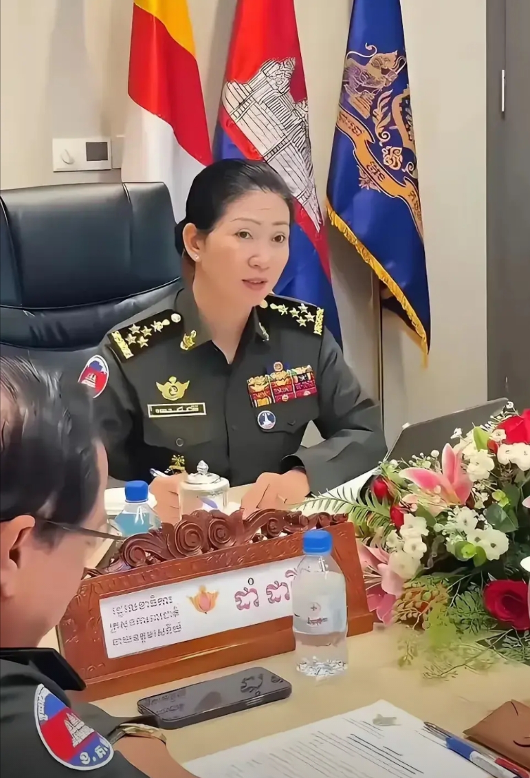 柬埔寨有个颜值不低的四星女上将，丹达丽尼，最近被网友怼惨了：“小国自封的将军，含