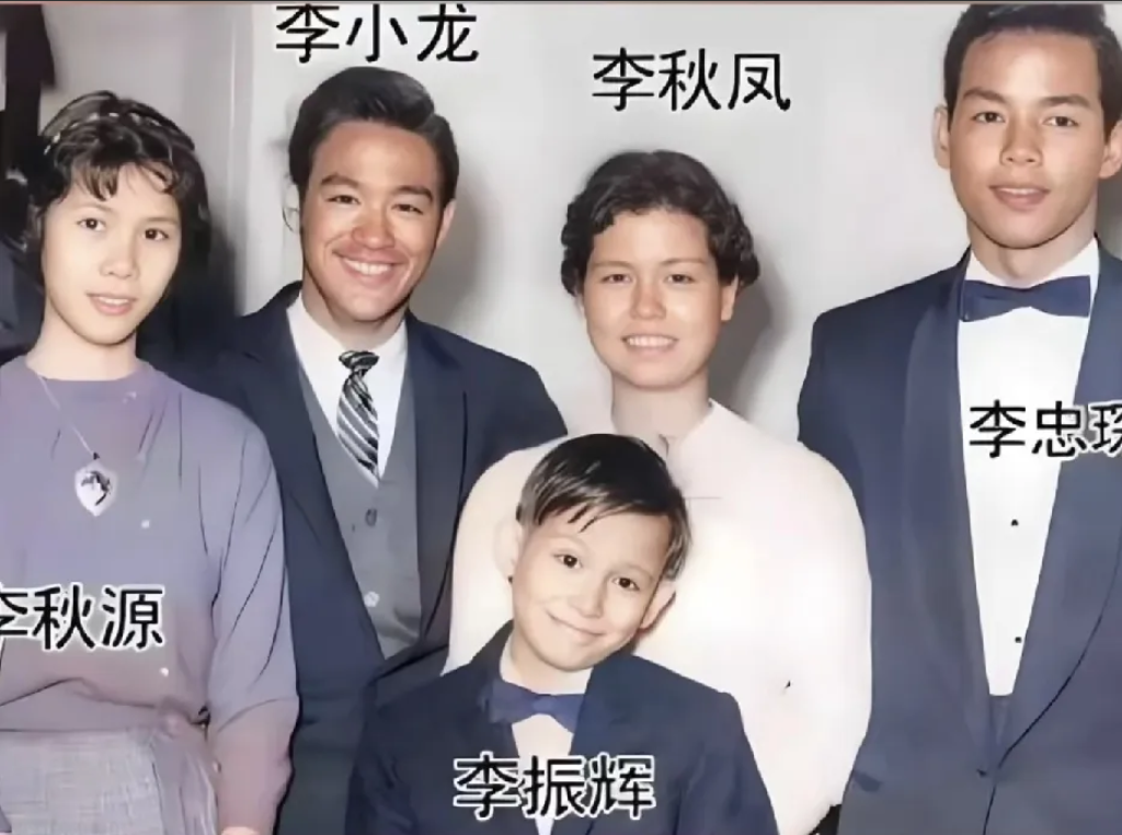 这是李小龙与其亲生兄弟姐妹唯一的一张合影，非常珍贵！