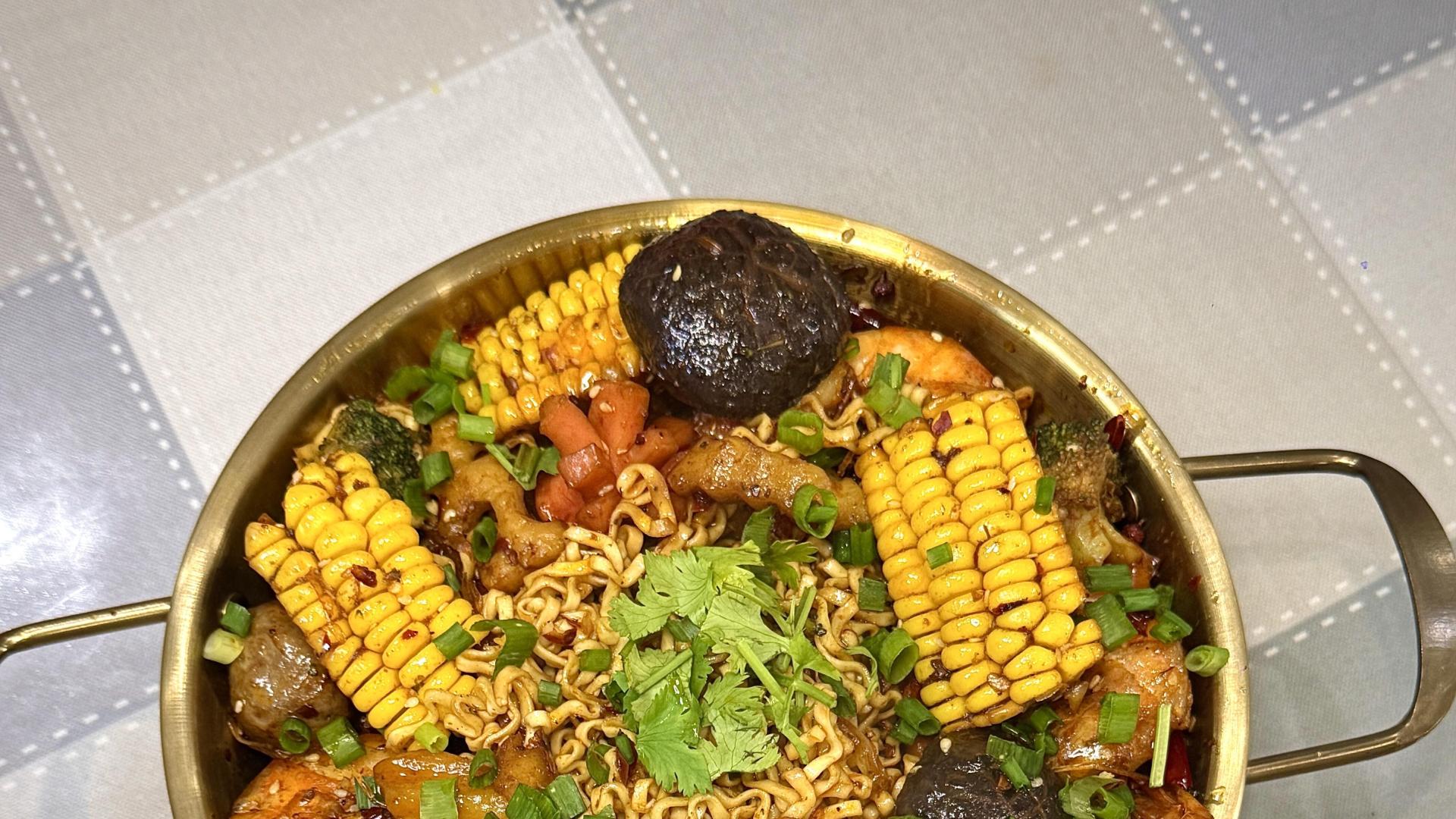 揭秘麻辣香锅的神秘配方，平凡食材秒变顶级美味，感受味觉大爆炸！