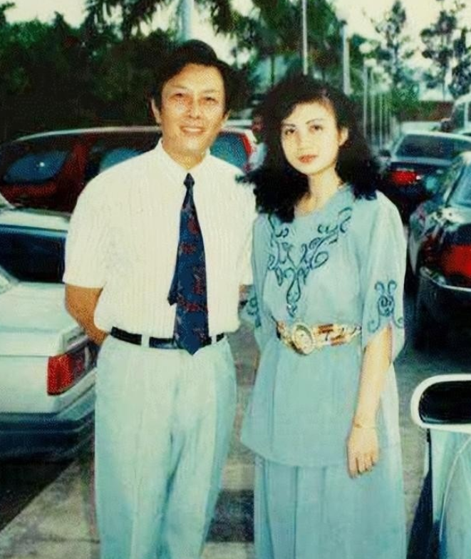 1990年除夕夜，唐国强的妻子洗完澡化完妆，穿上一身新衣，用一根绳子结束了自己的