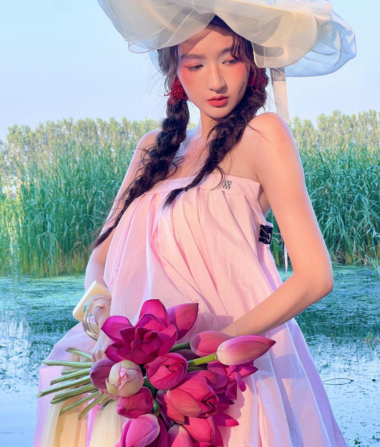 王玉雯不愧是北舞严选，每一张都是壁纸级别这也太美了！
怪不得大家都爱把孩子送去学