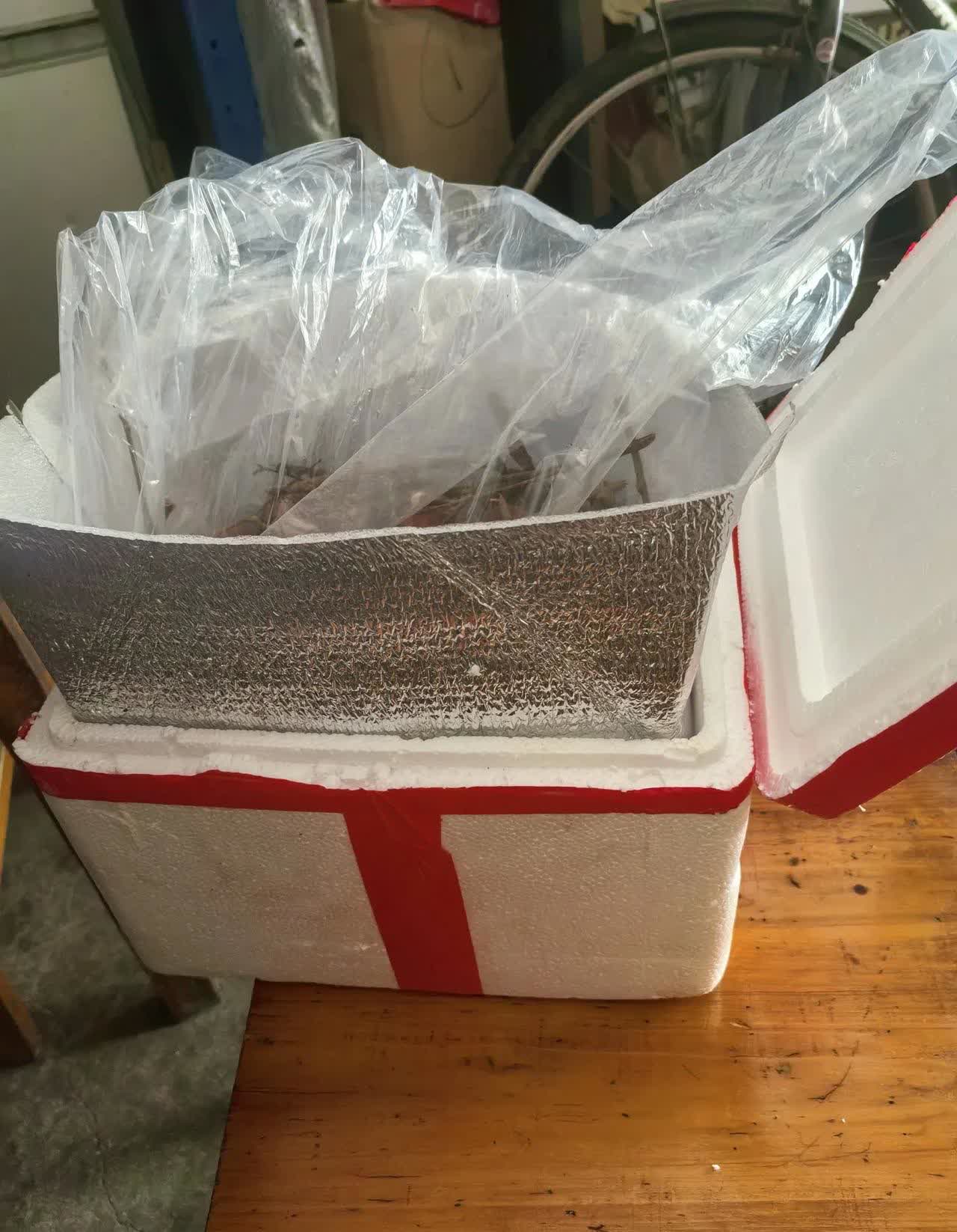 男子网购5斤荔枝，里面实际荔枝竟然不到两斤！
       电商时代给我们带来