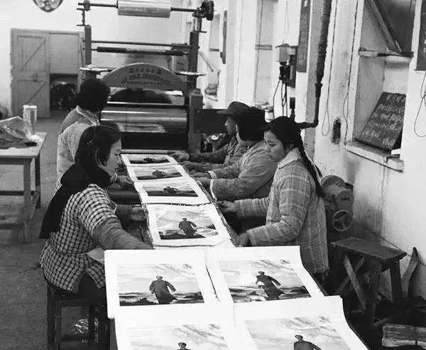 1968年，印制毛主席画像，南京新华印刷厂赶印《毛主席去安源》的油画。
