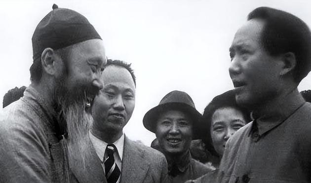 毛主席向孙中山画像鞠躬，却遭戴季陶嘲讽，主席一句话引全场鼓掌！
重庆的山城雾蒙蒙
