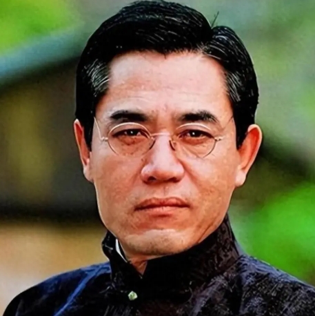 主持人曾问陈宝国：“你拍戏那么赚钱，能不能借我点钱花。”而陈宝国的话却引得全场震